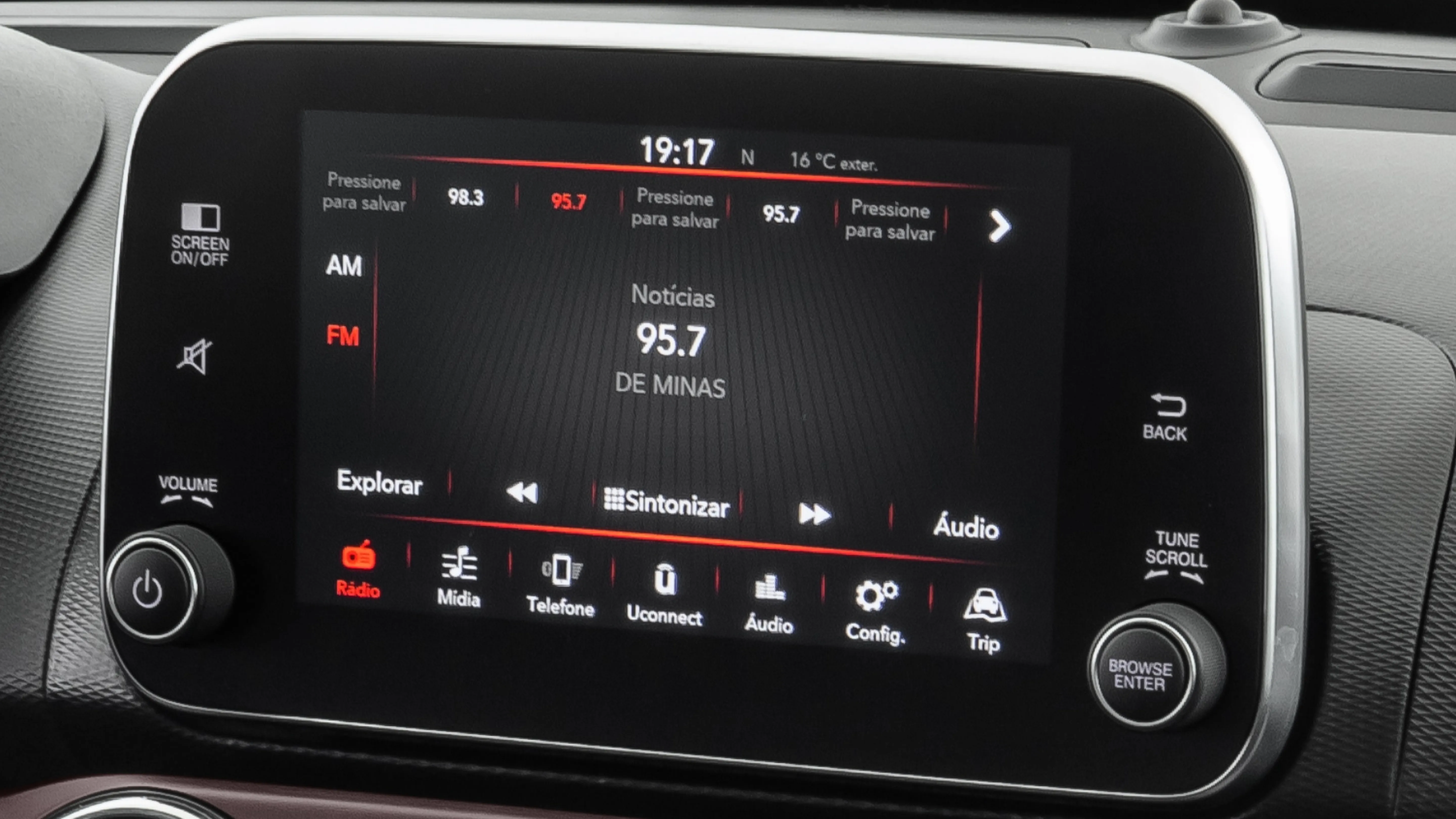 Cental Multimídia de 7 polegadas com Uconnect de Fiat Cronos.
