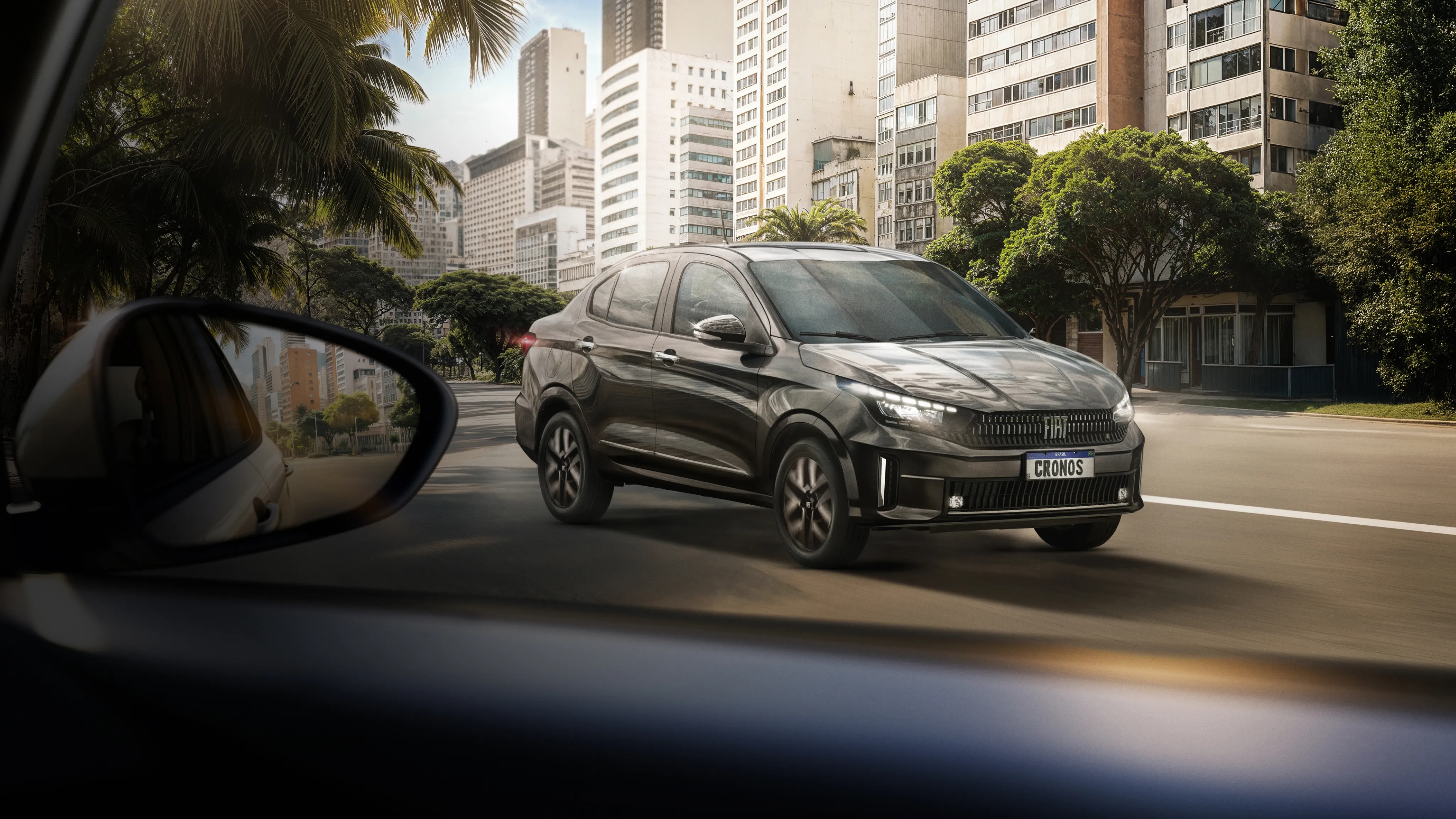 Fiat Cronos - Conforto que cabe no seu bolso Vista traseira e lateral de Fiat Cronos na cor branca, com família formada por um homem, uma mulher e três crianças (fantasiadas de abelha) do lado esquerdo do carro. Ao fundo, uma garagem aberta, e do lado direito, dois cachorros, um de porte grande e um de porte médio